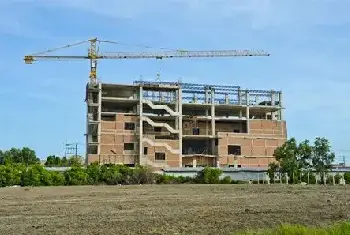 农村自建房 | 出租违建房屋房东算是诈骗吗？速解违建房屋可以举报吗